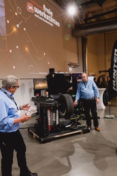 Unter der Überschrift „Laufruhe… Auswuchten neu definiert“ präsentierte  Hunter Deutschland das Highlight der eigenen Produktpalette. So verspricht die „Road Force Elite“ nicht nur die schnellste Diagnose-Auswuchtmaschine der Welt zu sein, sie spart ihrem Besitzer beispielsweise auch Material, indem sie den Verbrauch von Wuchtgewichten deutlich reduziert. (Bild: Stefan Bausenwein)