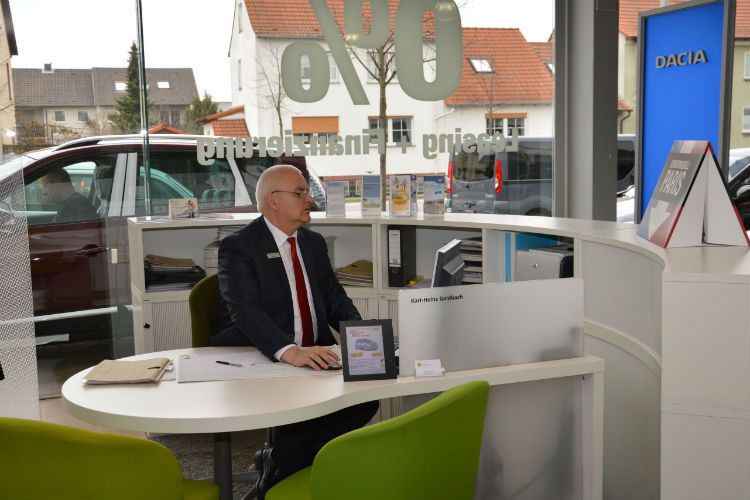 An offen gestalteten Arbeitsplätzen können die Berater den Kunden schnell die gewünschten Informationen geben. (Foto: Achter)
