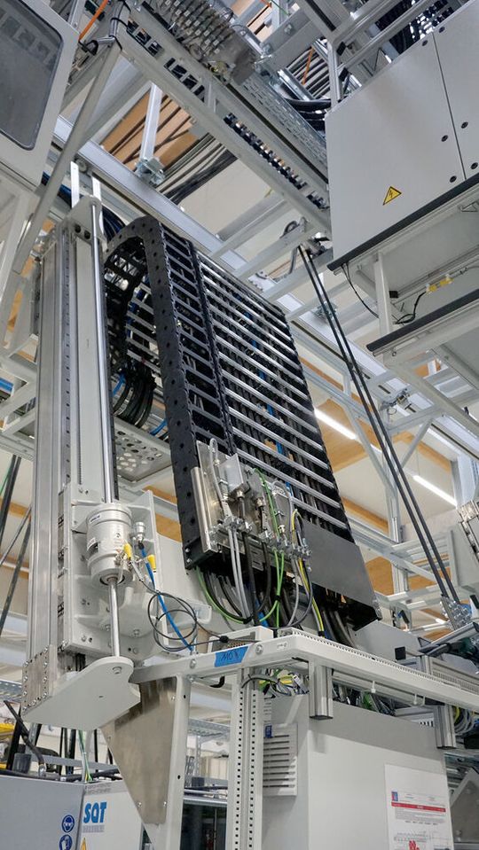 In den Befüllanlagen von SAT Anlagentechnik kommen Energieketten der Serie Uniflex Advanced 1995 zum Einsatz.  (Bild:  Tsubaki Kabelschlepp)