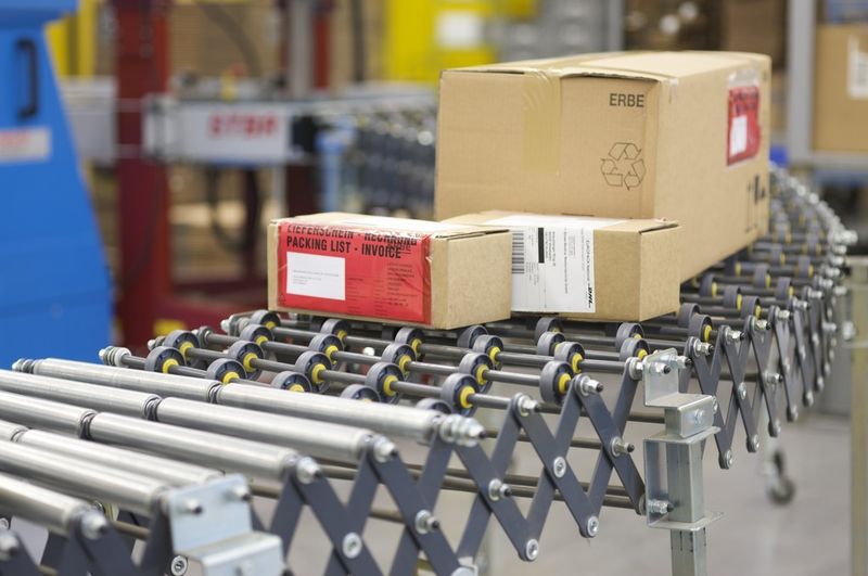 Die Pakete werden im Logistikzentrum per Laufband von einer Arbeitsstelle zur nächsten befördert. (Bild: AEB)