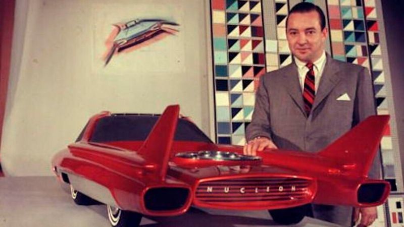 Bill Ford, Enkel von Henry Ford I und Bruder von Henry Ford II, mit einem Ford Nukleon. Der Wagen sollte von einem kleinen, zwischen den Hinterrädern aufgehängter Kernreaktor, angetrieben werden. Eine Reaktorfüllung sollte für 5.000 Meilen reichen. (Ford)