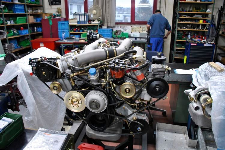 Neben der Karosserieexpertise verfügt Kienle über jede Menge Kompetenz in Sachen Oldtimer-Technik. Abgesehen von der Bearbeitung der Komponenten durch einen professionellen Motoreninstandsetzer erledigt das Unternehmen sämtliche Aspekte einer Motorrevision selbst – inklusive Testlauf auf dem hauseigenen Prüfstand. Rund 45.000 Euro muss ein 300-SL-Besitzer für die Komplettrevision seines Motors einplanen. (Dominsky/»kfz-betrieb«)