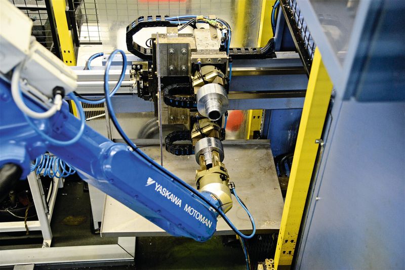 Bild 3: Nach der Drehbearbeitung holt ein zweiter Roboter die Teile ab und führt weitere Bearbeitungsschritte aus. (Bild: Högel)