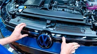 Volkswagen leidet unter der schwachen Nachfrage nach seinen Elektromodellen, die in Dresden und Zwickau vom Band laufen. Deshalb sollen bald Schichten entfallen. Am Stammwerk Wolfsburg dagegen, wo etwa der Verbrenner-Golf (Bild) gebaut wird, muss man mehr schuften. (Bild: Volkswagen)
