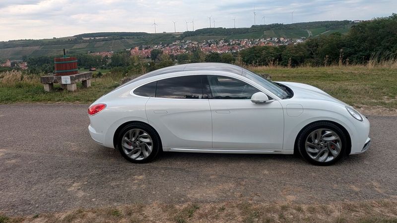 2. Die Abmessungen: Die viertürige Sportlimousine ist knapp 4,9 Meter lang, der Radstand beträgt 2,9 Meter. Optisch wirkt das Modell kürzer als es tatsächlich ist. (Bild: Mauritz – VCG)