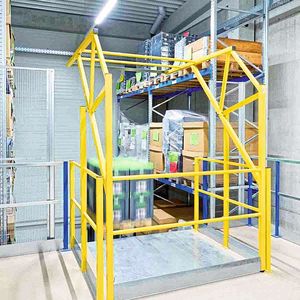 Über drei Palettenübergabeplätze werden Waren vom Erdgeschoss auf den oberen Bereich der Stahlbaubühne und zurück befördert. Sie sind so konstruiert, dass diese Bereiche der Anlage immer geschlossen sind, unabhängig davon, in welcher Position und zu welcher Seite der Übergabeplatz gerade gerichtet ist.(Bild:  Bito-Lagertechnik)