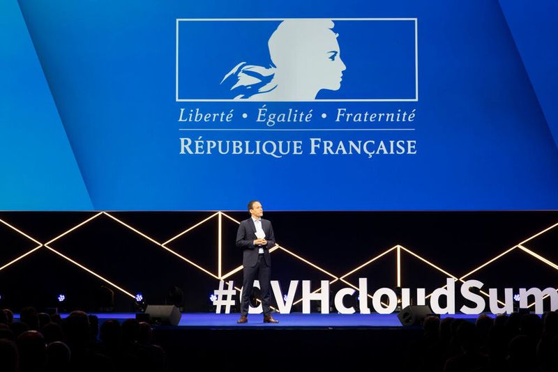 Entgegen aller Widerstände und jenseits aller Vernunft habe Octave Klaba OVHcloud an die Weltspitze geführt. Der französische Staatssekretär für Digitales, Cédric O, war voll des Lobes und sieht Europa in der Lage, ein Gegengewicht zur US-amerikanischen und asiatischen IT-Dominanz schaffen zu können. (OVHcloud)