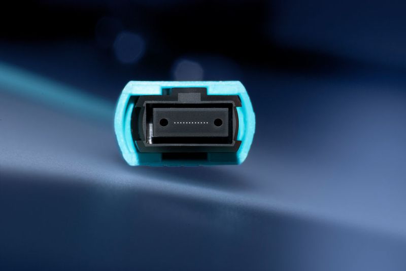 Ein MPO-Stecker der Firma tde. Die Ferrule umfasst 12 Fasern. (tde – trans data elektronik GmbH)
