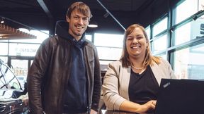 Tobias und Katharina Bellendorf können wieder lachen: Durch eine Cyberattacke wurde das Bottroper Seat- und Cupra-Autohaus kräftig durchgeschüttelt, doch ein Großteil der Daten konnte wiederhergestellt werden. (Bild: Autohaus Bellendorf)