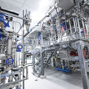 Im neuen Forschungstechnikum wird BASF Chemiekatalysatoren im Pilotmaßstab herstellen und neue Verfahren und Prozesse für die Verarbeitung und Herstellung von Feststoffen entwickeln.(Bild:  BASF SE)