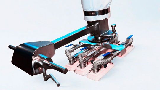 Die Schlauchheberserie Force-Lift aus dem Hause Aero-Lift wurde jetzt um eine Edelstahlvariante für Branchen mit erhöhten Hygieneanforderungen erweitert.(Bild:  Aero-Lift)