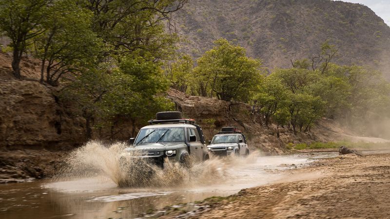 Auch Ausfahrten in feuchtes Gelände sind dank ausreichender Watttiefe kein Problem. (Bild: Land Rover)