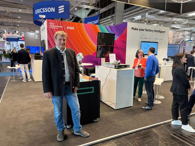 Thomas Meier, Chief Technologist Data Practice bei HPE, erläutert eine Lösung mit dem deutschen KI-Startup Aleph Alpha für die natürliche Kommunikation mit Industrierobotern. (Bild: Vogel IT-Medien)