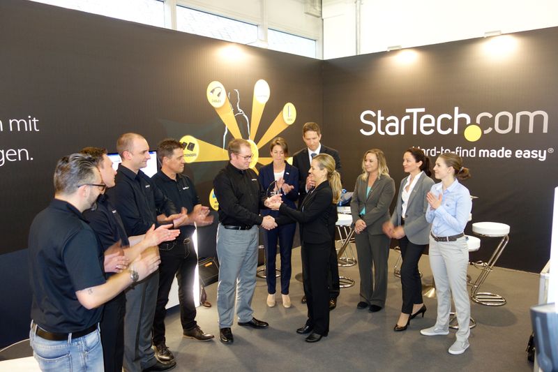 Ingram Micro Team überreicht StarTech.com den Award 
