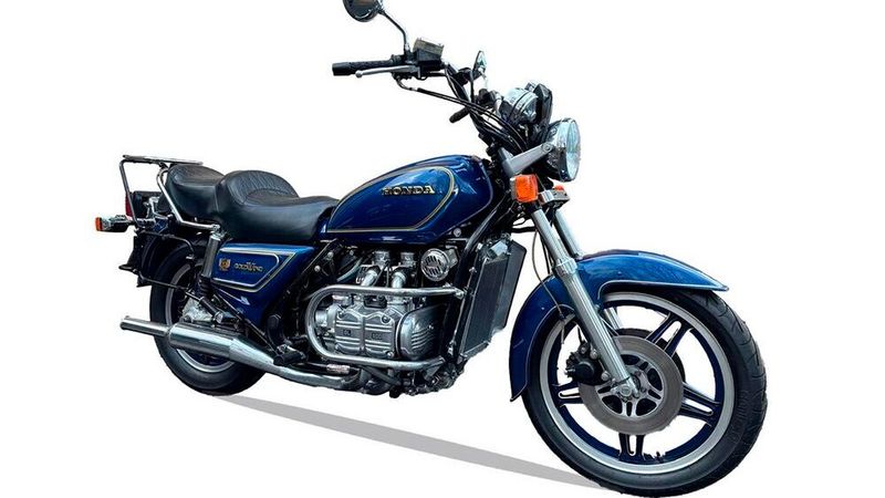 14. Preis: „Warum kauft man sich mit ca. 55 Jahren eine alte Gold Wing Baujahr 1980 und das im Jahr 2019? Zu einem Zeitpunkt wo es deutlich modernere Motorräder gibt, mit ABS und mehr Power? Oder warum nicht eine moderne aktuelle Gold Wing mit Sitzheizung, 6 Zylinder und viel Schnick-Schnack? Ich will´s erklären: 1974 wurde die erste Gold Wing in Deutschland von Honda präsentiert. Das war eine GL 1000. Damals war ich 9 Jahre alt und noch viel zu jung um überhaupt einen Motorradführerschein zu machen. Aber als die Maschine in einem exquisiten Kaufhaus in Stuttgart im Haupteingang präsentiert wurde und man sich für 5 DM draufsetzen und fotografieren lassen konnte, da begann die Liebe zu dieser Modellreihe. Ab da war mir klar, ich mach den Motorradführerschein und kaufe mir dann mit 18 eine Gold Wing. Nun denn, mit 16 Jahren dann das erste Leichtkraftrad, aber eine Mini Gold Wing gab´s nicht, so wurde es eine Suzuki GT80L. Aber mir wurde dann auch klar, dass eine Gold Wing doch nicht ganz billig ist. Der Kaufpreis und Unterhalt, vor allem die Versicherungen damals 1982 waren sehr hoch. So wurden kleinere und billiger Maschine gekauft um Fahrerfahrung zu sammeln und Geld zu sparen. Aufgrund von Beruf und Familie geriet dann die Gold Wing etwas in Vergessenheit. Aber irgendwie kreuzte sie immer meinen Weg. Und eines Tages stand eine Gebrauchte bei einem Honda-Händler. Da passierte es dann, sie wurde gekauft. Keine GL1000, aber eine GL1100 mit viel Chrom. Und so wurde diese poliert und geputzt und gefahren. Denn so ein Reisedampfer will bewegt werden. So waren viele Ausflüge in den Schwarzwald, Schwäbische Alb und in die Vogesen mit dabei. Ohne Probleme 500 km am Stück fahren ohne dass einem irgendwas weh tut. Bei Luftfederung fährt sie sich ja wie eine Citroën DS 😊“, erklärt Spender Matthias Wagner. (Bild: Oldtimerspendenaktion)