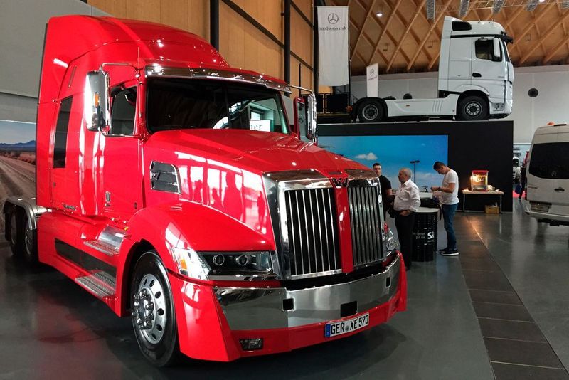 Zum 50. Geburtstag der amerikanischen Daimler-Trucks-Tochter Western Star gab sich auch ein 5700 XE die Ehre am NUFAM-Stand von Mercedes-Benz. Der Hersteller aus Stuttgart weilte zur gleichen Zeit auf der North American Commercial Vehicle Show in Atlanta. Für Daimler Trucks ist sie künftig die „wichtigste internationale Nutzfahrzeugmesse im Wechsel mit der IAA Nutzfahrzeuge in Hannover“. (Faust / »kfz-betrieb«)