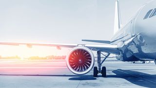 Eine gängige Maßnahme zur Gewichtsreduktion an Flügeln, Rumpf, Leitwerk und Triebwerksgehäusen von Flugzeugen ist die Einführung versteifter Aluminium-Lithium-Platten (Al-Li). (Bild: © Parilov - stock.adobe.com)