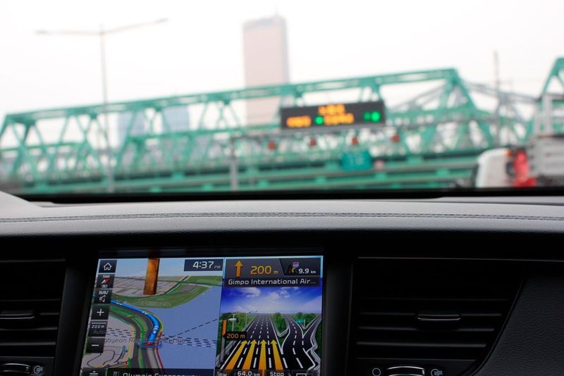 Auf dem großen Infotainment-Bildschirm des K7 findet man auch ohne lokale Sprachkenntnisse schnell das Navigationsmenü. (sp-x/Benjamin Bessinger)