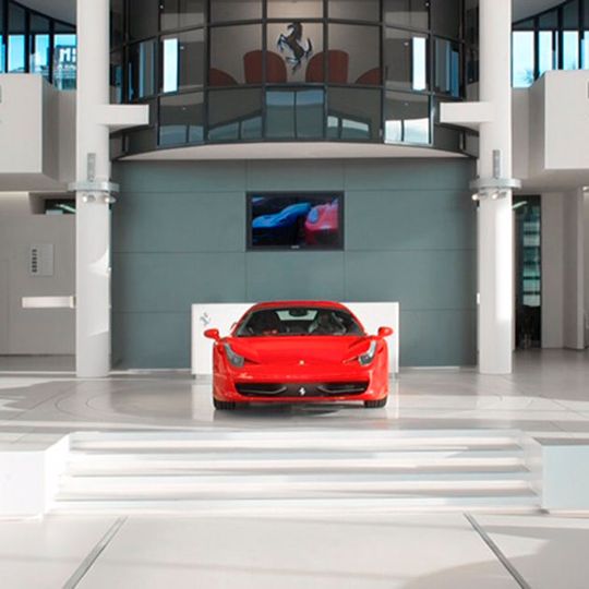 Der sechs Jahre alte Gebäudekomplex auf dem Expo-Gelände zeichnet sich durch Symmetrie und gläserne Transparenz aus. (Foto:  Moll)