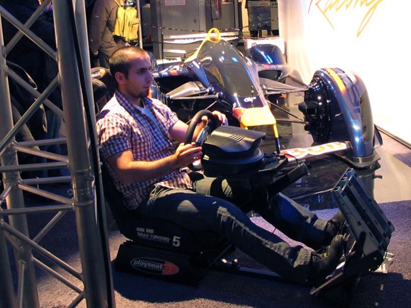 Per Fahrtsimulator konnten Messebesucher auch selbst ihre Runden auf virtuellen Rennstrecken drehen.... (Bild: ds)