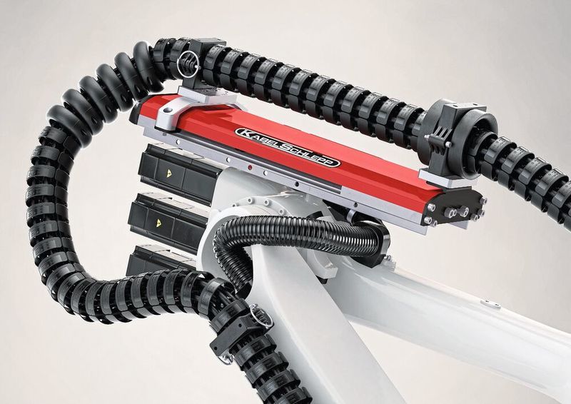 Die Pull-Back-Unit (PBU) stellt sicher, dass Robotrax-Energieführungen sicher geführt und abgelegt werden. (Tsubaki Kabelschlepp)