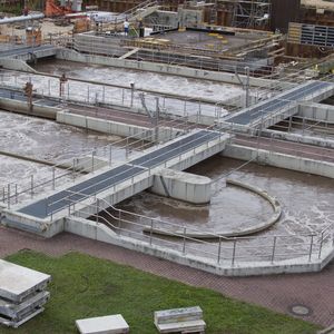 Im Belebungsbecken übernehmen Bakterien und Sauerstoff die biologische Abwasserreinigung.