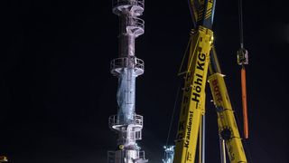 32 Tonnen schwer und 34 Meter hoch ist die Destillationskolonne für die neue Hydrieranlage am Standort der Haltermann Carless in Speyer. (HCS Group, Oliver Franck)