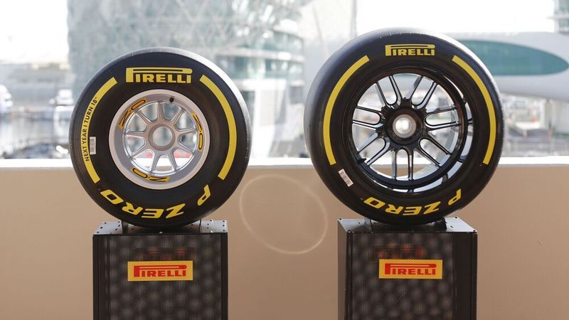 In der Königsklasse lösen 2022 18-Zoll-Reifen (rechts) die bislang verwendeten 13-Zöller ab. (LAT Images/Pirelli)