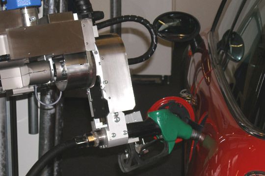 ... Volltanken und wieder schließen: kein Benzingeruch, keine Flecken dank des Tankroboters. Ein „besserer Service für die Kunden“, meint der Hersteller. (Archiv: Vogel Business Media)