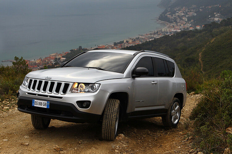 Den Jeep Compass gibt es lediglich mit 2,4-Liter-Benziner (125 kW/170 PS) und Allradantrieb sowie Sechs-Stufen-Automatik. Das SUV hat es schwer in der Konkurrenz mit etwa Audi Q3, BMW X1 und VW Tiguan, die ebenso Dieselmotoren anbieten. (Foto: FCA)