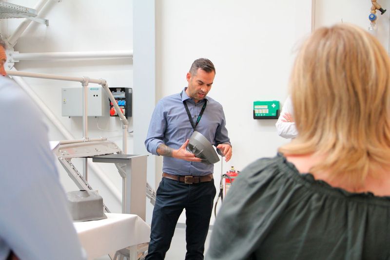 Christian Gille, Business Development Wolfensberger AG präsentiert ebenfalls für die Automobilindustrie gefertigte Teile aus Eisenguss. (Giesserei Verband)