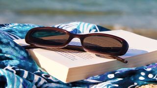 Abb. 1: Mode ist zweitrangig – Sonnenbrillen sollten das Auge vor schädlicher UV-Strahlung schützen. (© Delphotostock - Fotolia)