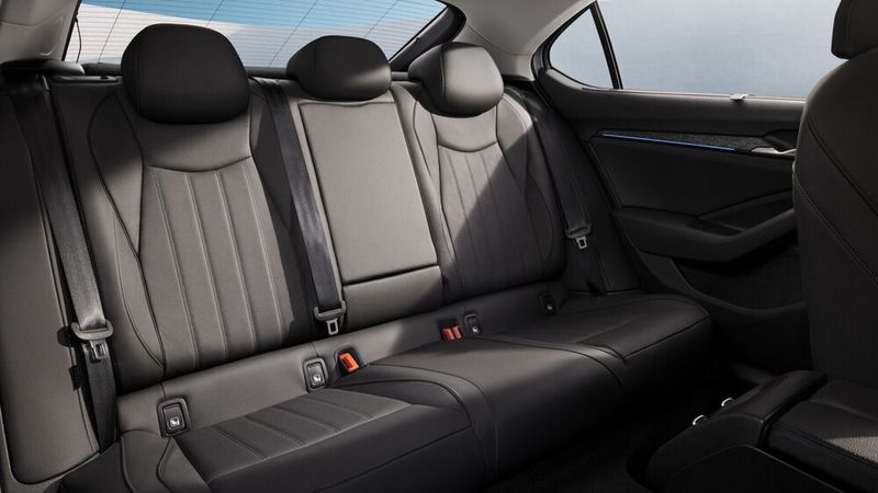 Der Fond ist geräumig und bietet Mitfahrenden viel Platz. (Bild: Skoda)