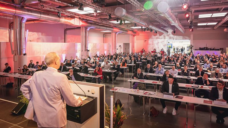 Jochen Pamer, Geschäftsführer Autorechtaktuell, führte durch das Programm des Kfz-Sachverständigen Forums. (Bild: Stefan Bausewein)