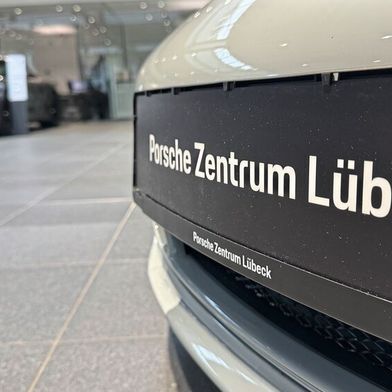 Das Porsche-Zentrum Lübeck hat an vielen Stellschrauben gedreht, um den Fahrzeugverkauf zu steigern. Netzwerke und digitale Tools spielten dabei eine wichtige Rolle. Der Betrieb gehört zu den Gewinnern des Gebrauchtwagen Awards 2025. (Bild: Achter – VCG)
