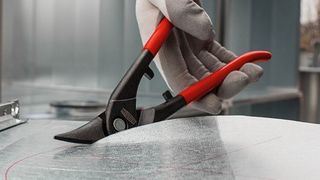 Mit der Erdi Ideal-Schere D216-280-B-SBSK des Qualitätswerkzeugherstellers Bessey können Bleche jetzt noch flexibler bearbeitet werden. Egal ob durch-laufende gerade oder Figurenschnitte gefordert sind, egal ob der Schnitt am Blechrand oder mitten in der Tafel angesetzt werden soll. (Bild: Bessey)