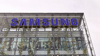 Samsung-Logo am Firmenhauptsitz: Der Südkoreanische Elektronikkonzern wird im US-Bundesstaat Texas eine neue High-End-Fab errichten. Die Anlage soll im 2. Halbjahr 2024 den Betrieb aufnehmen. (Bild: Clipdealer)