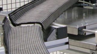 Mit einer neuartigen Fertigungszelle kann die Herstellung von Preforms für Compositebauteile in Zukunft deutlich verkürzt und somit günstiger werden. (Bild: Broetje-Automation)