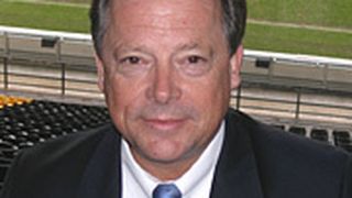 Ein Pionier gibt auf: HSO-Gründer Hans-Ulrich Sachs, hier bei der Präsentation einer Partnerschaft mit Borussia Dortmund vor einem Jahr, beendet den Brilliance-Import aus wirtschaftlichen Gründen. (Archiv: Vogel Business Media)