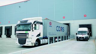 Wenn das notwendige Equipment wie Lkw oder Know-how im Versand fehlt, lohnt sich häufig das Outsourcing von Logistikdienstleistungen und weiterer Randprozesse außerhalb der unternehmerischen Kernkompetenz. (Bild: Omnipack)