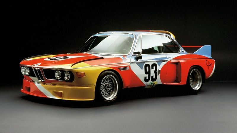 Wer konnte 1975 ahnen, dass der von dem amerikanischen Bildhauer Alexander Calder gestaltete Rennwagen BMW 3.0 CSL der Auftakt zu einer heute legendären Kunstserie sein würde? Niemand, nicht mal bei BMW. Hervé Poulain ging selbst auf den Autohersteller zu. Die Idee der BMW Art Cars entsprang also nicht dem Plan einer PR-Abteilung. Poulain pilotierte den BMW 3.0 CSL mit der Startnummer 93 dann selbst beim 24-Stunden-Rennen von Le Mans. Er erreichte zwar nicht das Ziel, doch die Resonanz auf das bunte Calder-Mobil war überragend. Und damit war der Startschuss für die BMW-Art-Cars gefallen. (Bild: BMW)