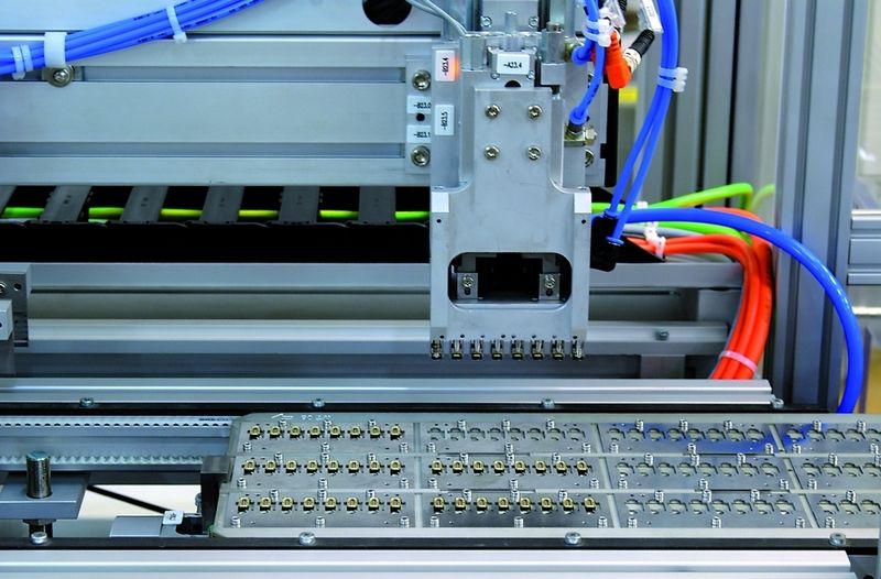 Bild 3: Die geordnete Teilebereitstellung für die Montage erfolgt auf Werkstückträgern.  Bilder: Rohwedder (Archiv: Vogel Business Media)