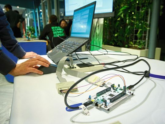 Nicht nur Experten können auf dem ESE Kongress ihr Fachwissen an den Tag legen: Der Ausstellungsbereich ist die ideale Plattform, um Lösungen zu demonstrieren und direkt mit einem versierten Fachpublikum in Kontakt und Austausch zu treten.(Bild:  Nicolas Det)