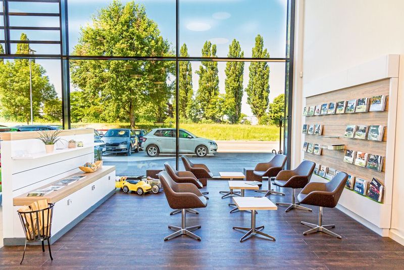 Im Inneren ist viel Platz für die Kundenberatung und -information. (Bild: Schmolck)