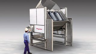 Gleich mehrere Behälter auf einmal lassen sich mit dem Kipper sicher entleeren. (Bild: Flexicon)