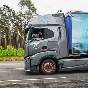 Bild 3:  ZF hat ADAS mit Gepäck, die erkennen, ob der Fahrer abgelenkt oder müde ist. Das trägt dazu bei, Unfälle zu vermeiden.(Bild:  ZF Group)