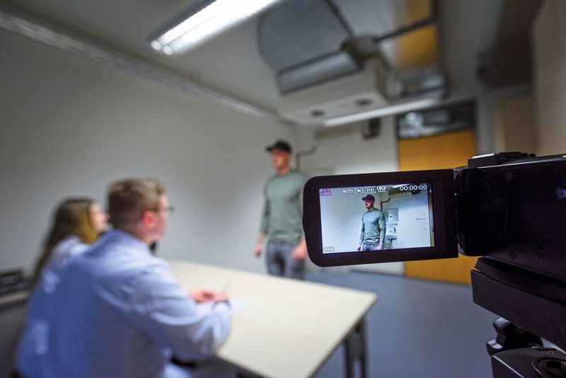 Die Situation wird noch unangenehmer, weil der Proband während des Tests gefilmt wird. (Bild: © Roberto Schirdewahn )