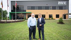Am 13. August 2026 eröffneten Roland Ruf (rechts), Geschäftsführer der RUF Gruppe, und Jim Weist, CEO der RUF US Inc., ihr neu errichtetes Produktions- und Bürogebäude in North Ridgeville, Ohio.  (Bild: RUF Maschinenbau GmbH & Co. KG)