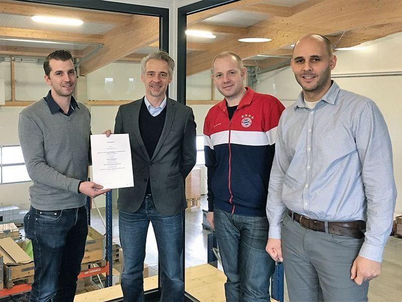 Marc Strub und Roger A. Bachmann (Bachmann Engineering AG) sowie Franz Humer und Dirk Erlacher (Agilox Services GmbH) bei der Vertragsunterzeichnung (von links nach rechts). (Bachmann)