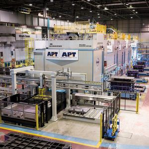 Durch den Umbau wurde der Pressentakt in der Produktionsanlage von Nissan um 45 % verbessert. Fünf Pressen der Tandemanlage wurden auf vier reduziert und mit einer neuen Automationsanlage von AP&T ausgestattet.